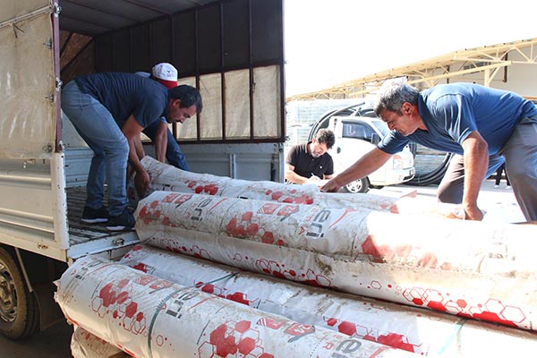 Aksulu çiftçilere sera naylonu yardımı