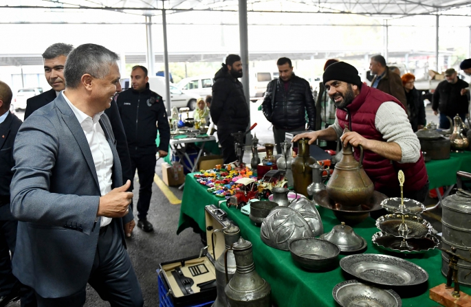 Antika meraklıları bu pazarda 