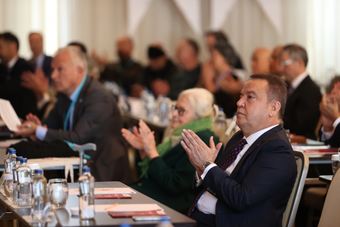 Başkan Böcek, bilim insanı ve akademisyenlere seslendiBaşkan Böcek, bilim insanı ve akademisyenlere seslendi