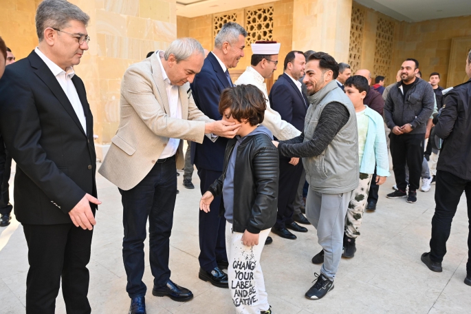 Başkan Kocagöz, bayram namazını AÜ Cami’nde kıldı