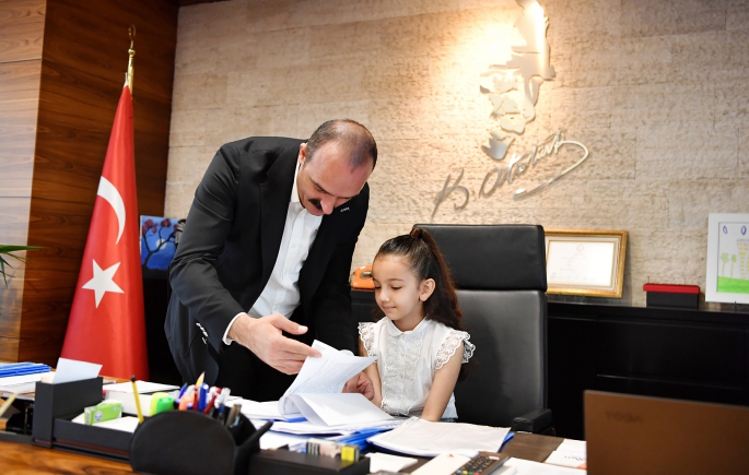 Başkan Kotan, minik Zeynep’in gönlünü aldı