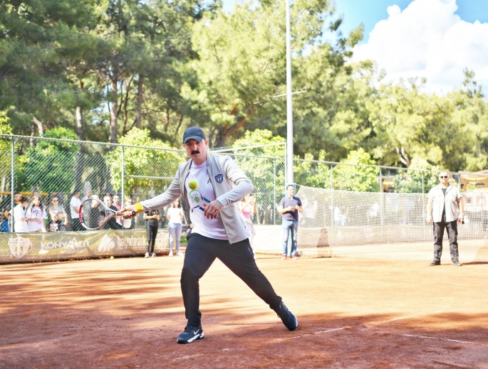Başkan Kotan turnuvada tenis oynadı