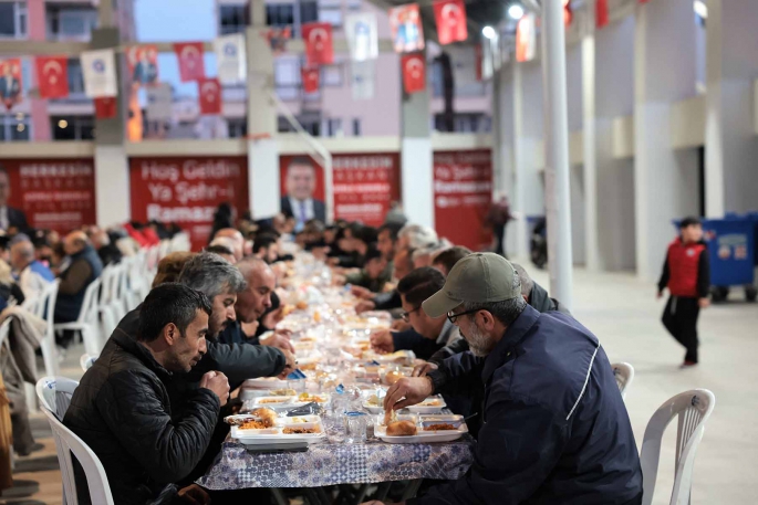 Büyükşehir Belediyesi Atatürk Spor Salonu’nda iftar sofrası kurdu