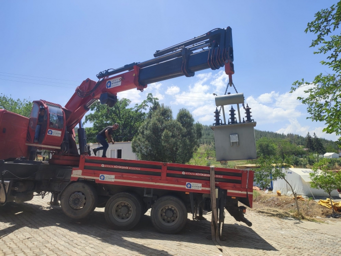 Büyükşehir’in deprem bölgesine yardımları sürüyor