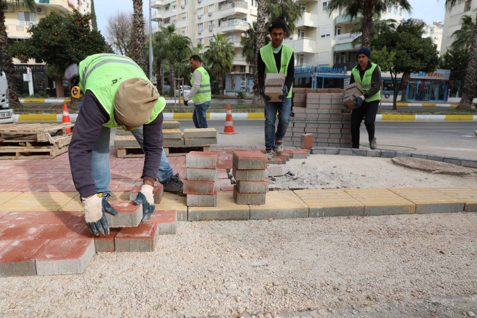 Büyükşehir Portakal Çiçeği Caddesi’nin kaldırımlarını yeniliyor