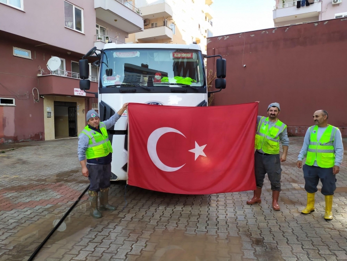 Çamurun içinde kalan Türk bayrağını yıkadılar