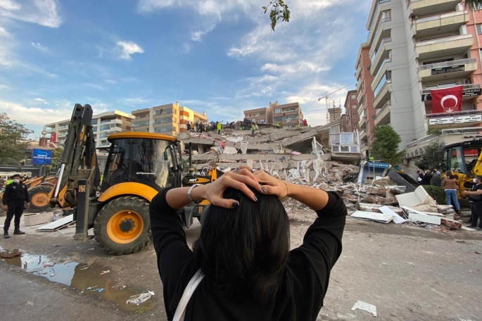 Enkaz atıkları zehir saçıyor
