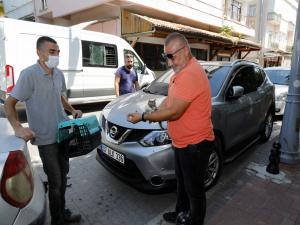 Araca Sıkışan Yavru Kedi Kurtarıldı