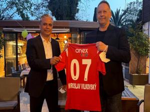 Başkan Uysal, Antalyaspor Forması Hediye Etti