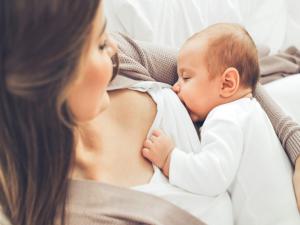 Bebeğin İlk Aşısı Anne Sütü