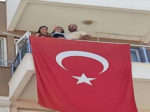 Çöpten Çıkardığı Türk Bayrağını Evinin Balkonuna Astı