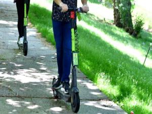 Elektrikli Scooter Kullanımına Yaş Sınırı Geliyor