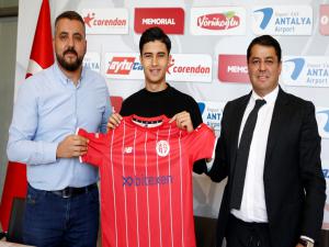 FTA Antalyaspor 3 Genç Futbolcu İle Sözleşme İmzaladı