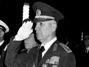 Kenan Evrenin adını silemediler!