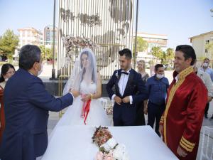 Kent Meydanında Görkemli Nikah