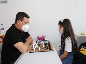 Tütüncü: Satranç Oynayın, Kitap Okuyun