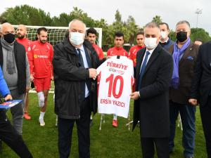 Vali Yazıcıdan Antalyada Bulunan Milli Sporculara Ziyaret