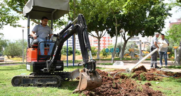 KONYAALTI’NDA PARKLAR AYDINLANMAYA BAŞLADI 