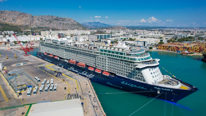Lüks yolcu gemisi Mein Schiff 6 Antalya’ya geldi
