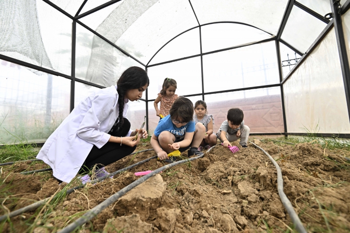 Minik eller toprağa ilk tohumunu ekti