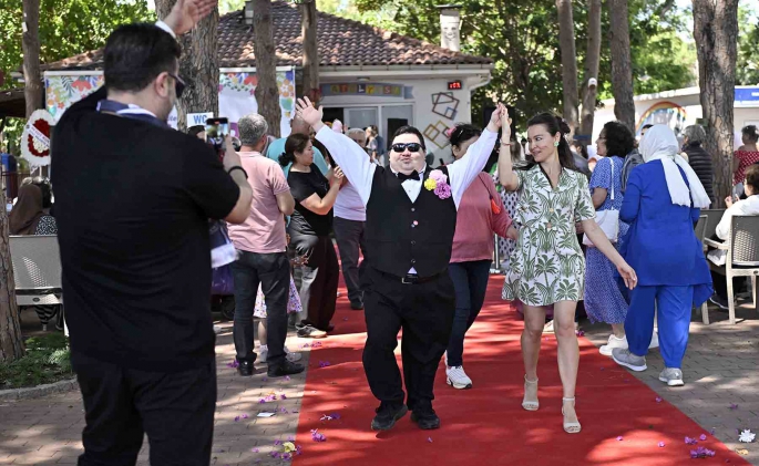 Özel çocuklar kırmızı halıda