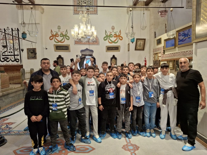 Özenti ve Modernite Kıskacındaki Gençlik