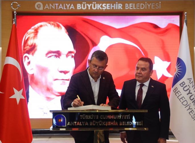 Özgür Özel Başkan Muhittin Böcek’i ziyaret etti