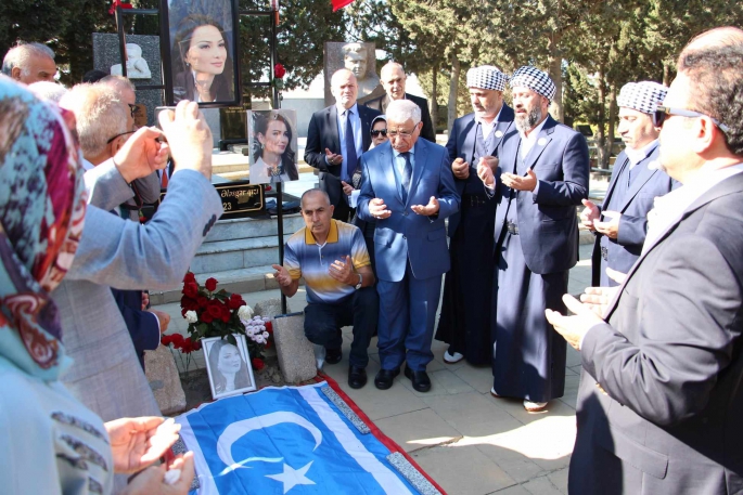 Paşayeva’ya vefa, mezarı başında anıldı