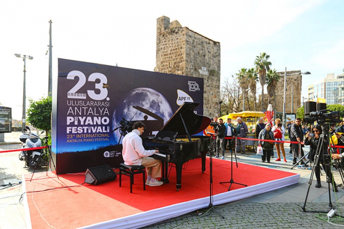 Saat Kulesi ve Cam Piramit'te piyano şöleni