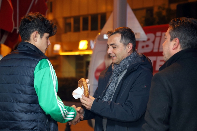 TURİZM EMEKÇİLERİNE SİMİT İKRAM ETTİ