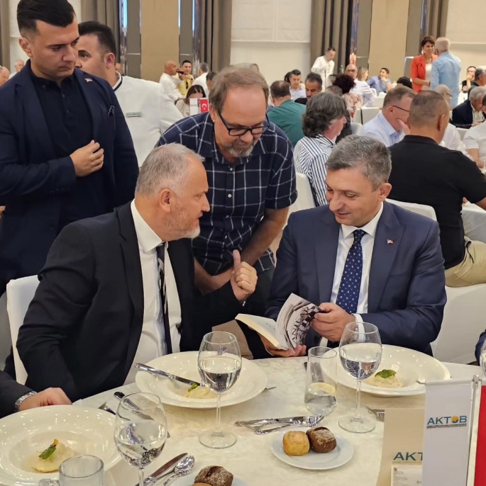 VALİ HULUSİ ŞAHİN’E ANLAMLI KİTAP HEDİYESİ