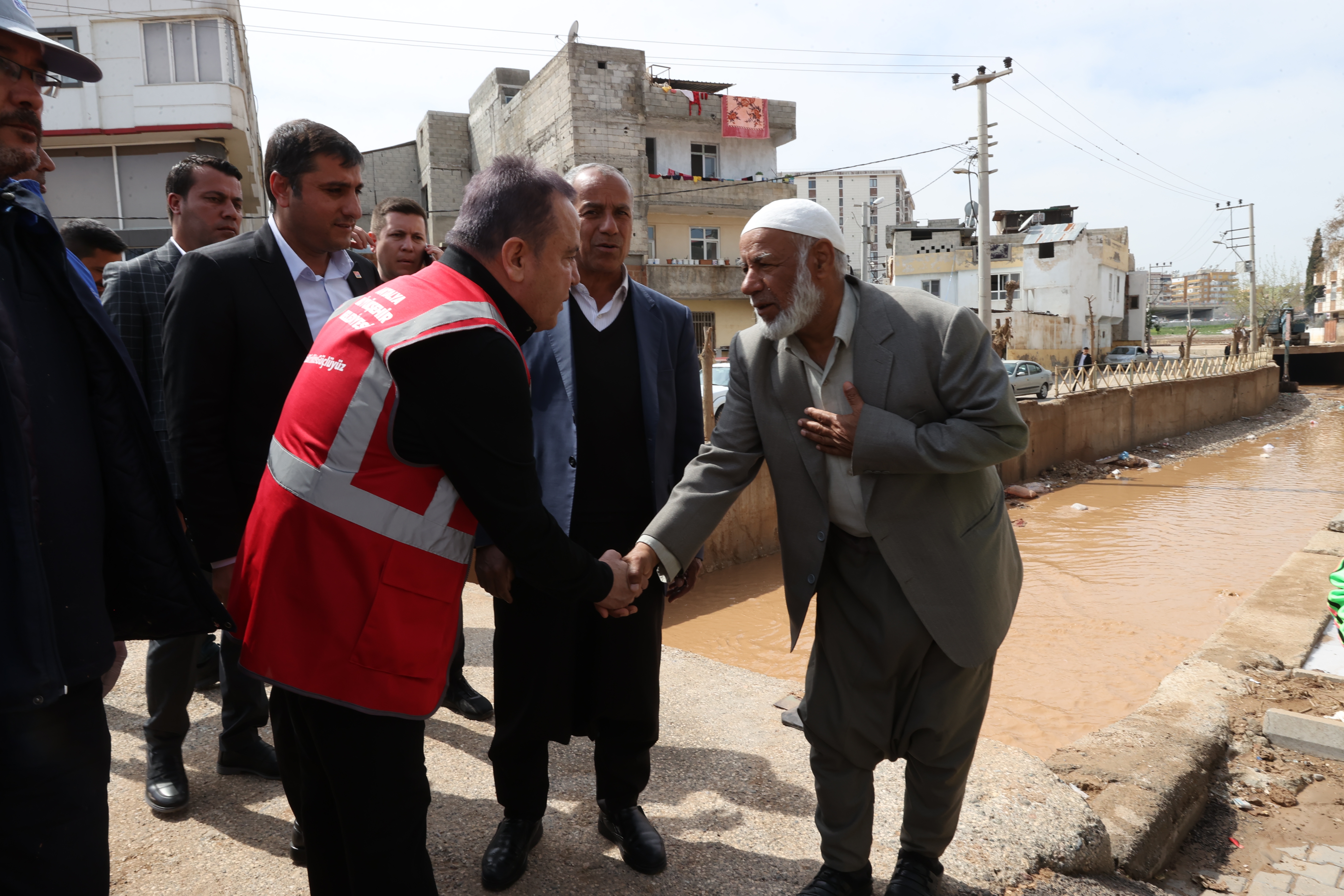 Başkan Böcek sel bölgesi Urfa’da