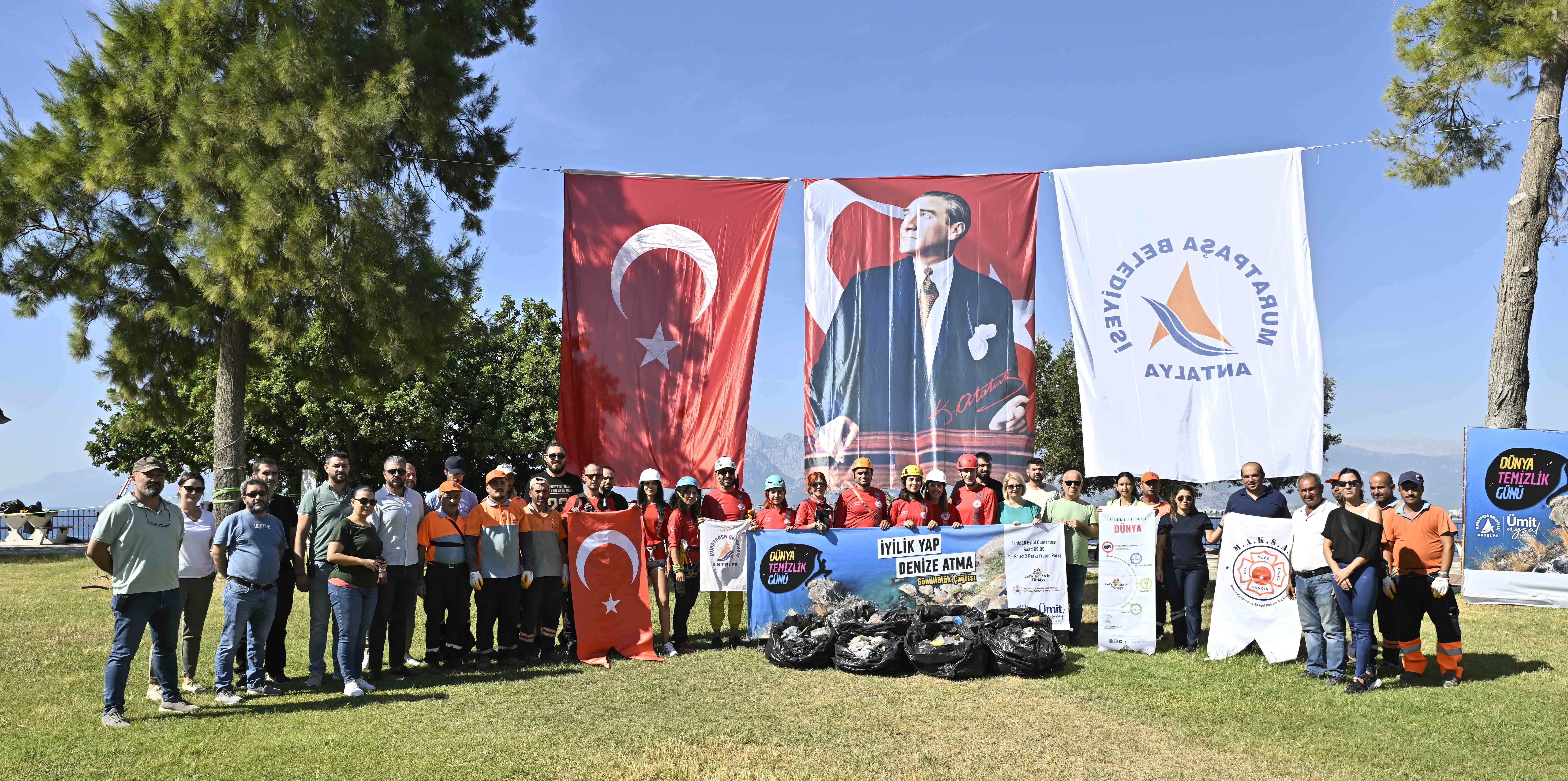 Dağcılar falezlerde temizlik yaptı