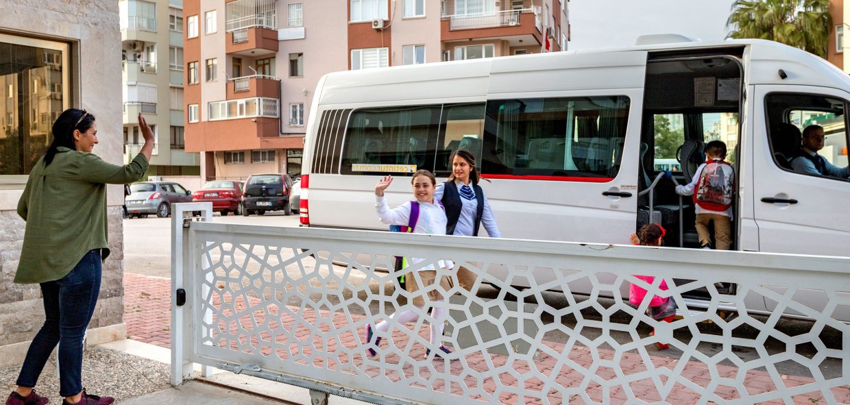 Servis yerine kendileri bırakıyor